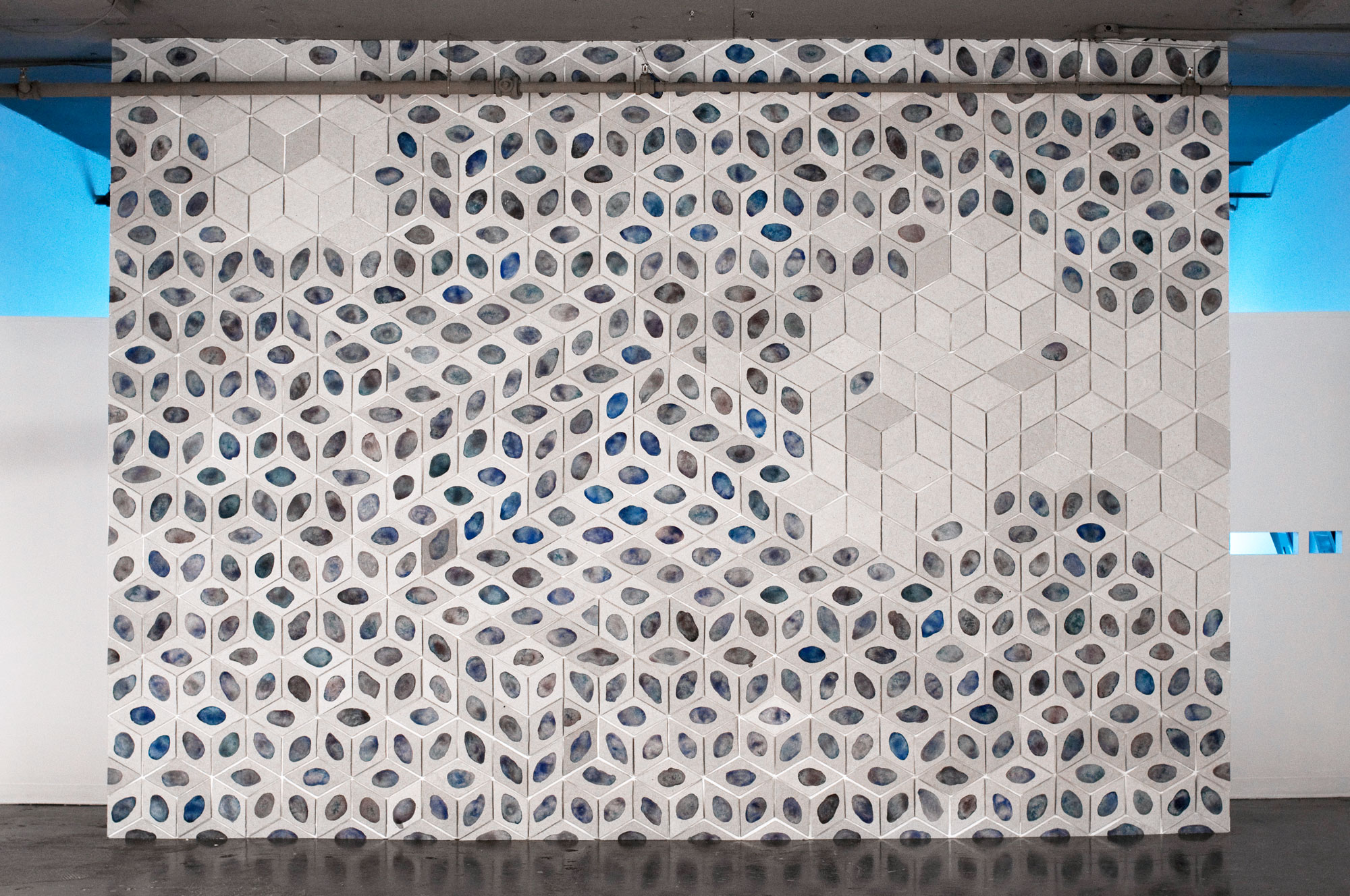Mur de papier, 700 tuiles de papier fait à la main – Paper wall, 700 handmade paper tiles